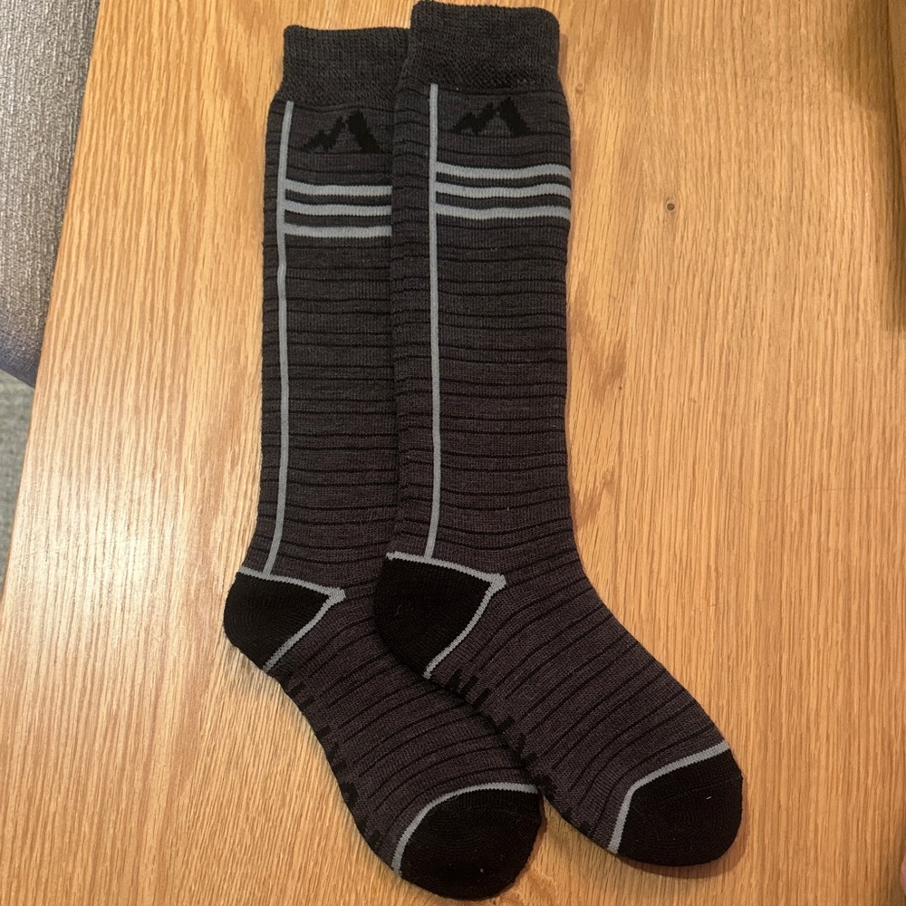 High quality never worn Marino wool Black and Gray boys ski Socks